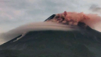 Gunung Merapi Luncurkan Guguran Lava Pijar Tujuh Kali