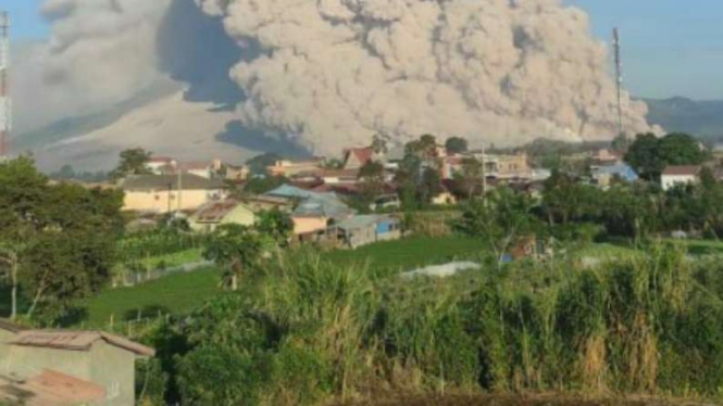 Gunung Sinabung luncurkan awan panas sejauh 5 kilometer.