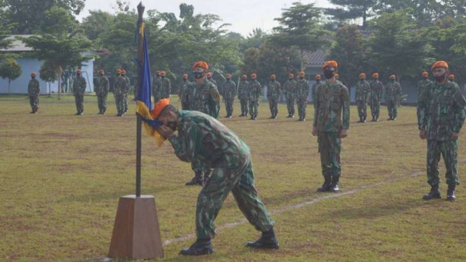 VIVA Militer: Pasukan Elit TNI AU mencium panji satuan Yonko 467 Paskhas