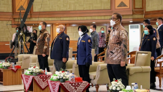 Mensos RI Tri Rismaharini didampingi Dirjen Pemberdayaan Sosial Edi Suharto saat melantik dan mengukuhkan Pengurus Nasional Karang Taruna (PNKT) dan Majelis Pertimbangan Karang Taruna (MPKT) masa bhakti 2020-2025.