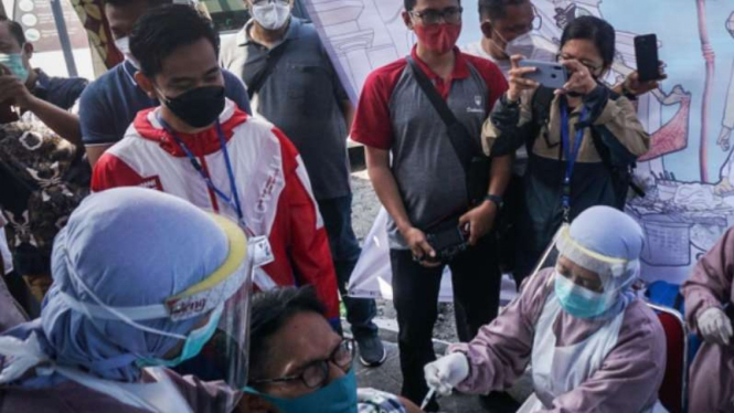 Wali Kota Solo Gibran Rakabuming Raka memantau proses vaksinasi warga.