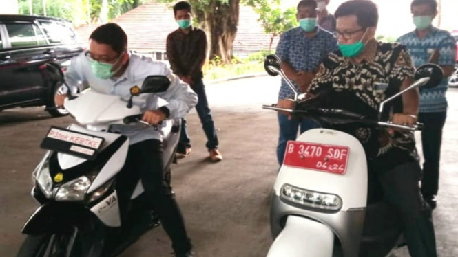 Uji coba konversi motor biasa jadi kendaraan listrik.