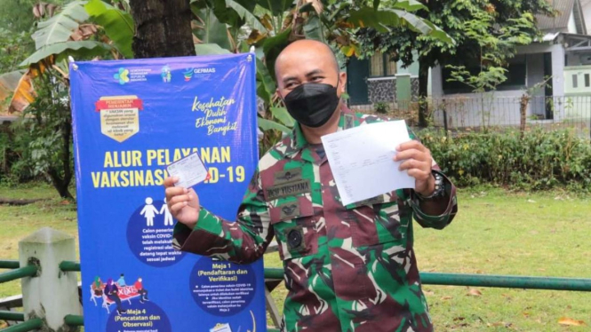 Dandim 0504/Jakarta Selatan, Kolonel Inf Ucu Yustiana usai divaksin.