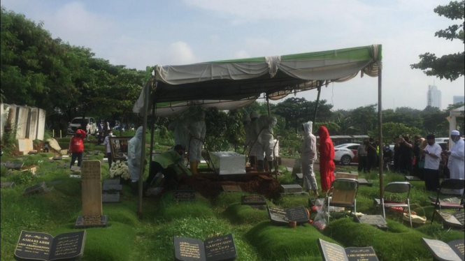 Pemakaman RIna Gunawan di TPU Tanah Kusir.