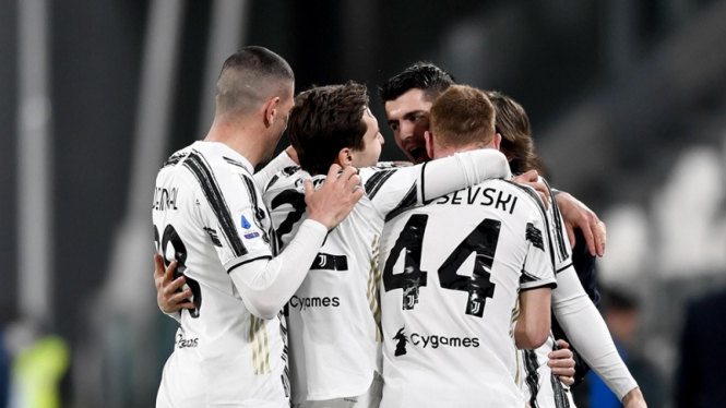 Pemain Juventus merayakan gol ke gawang Spezia
