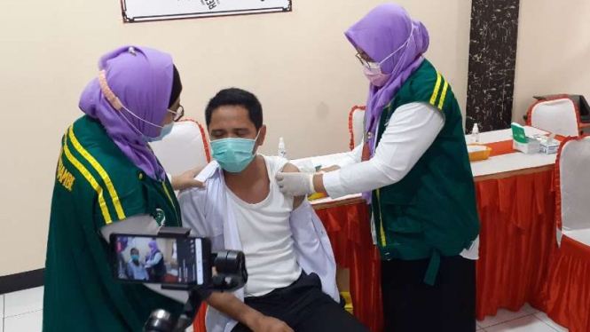 Vaksinasi COVID-19 petugas atau sipir rutan di Tangerang