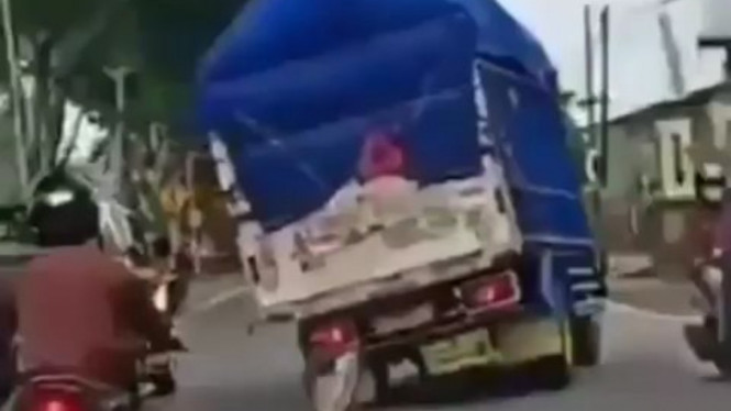 Lihat Truk Oleng, Warganet: Kena Tenaga Dalam Emak-emak