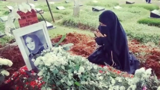 Duka Umi Pipik di Makam Rina Gunawan, Bawa Bunga Kesukaan Almarhumah