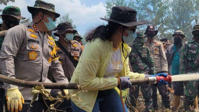  Erni Agung Setya atau istri dari Kapolda Riau, Inspektur Jenderal Polisi Agung 
