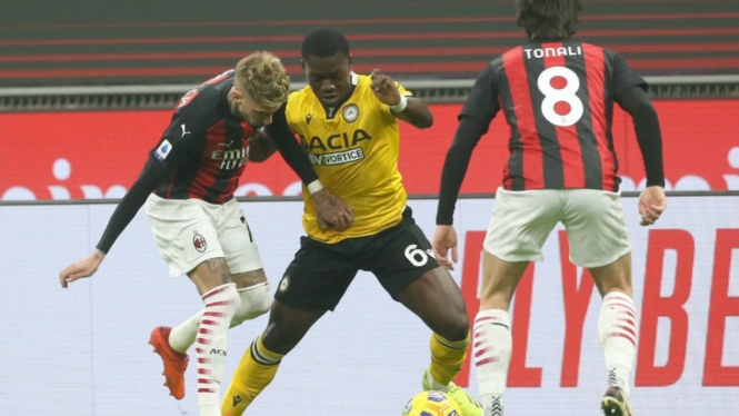 Pertandingan AC Milan vs Udinese dalam lanjutan Serie A 2020/21.