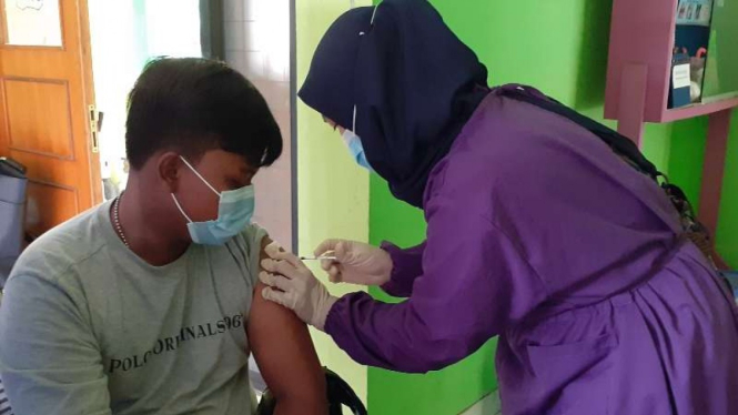 Sebanyak 1.000 sopir atau pengemudi angkutan konvensional hingga online alias daring di Terminal Poris Plawad, Kota Tangerang, Banten, disuntik vaksin COVID-19 pada Kamis, 4 Maret 2021.