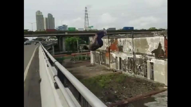 Tangkapan Layar Aksi Parkour 