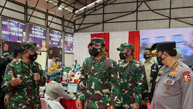 VIVA Militer: Panglima TNI dan Kapolri tinjau vaksinasi prajurit di Palembang