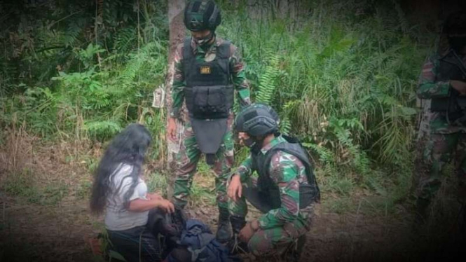 VIVA Militer: Batalyon Infanteri 407/Padma Kusuma temukan wanita di hutan.