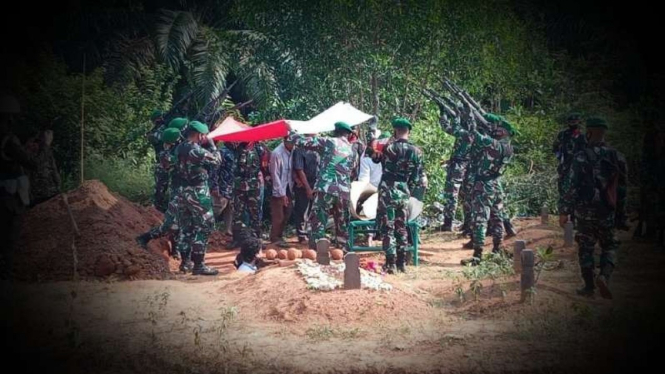 VIVA Militer: Prosesi pemakaman Pelda Misno.