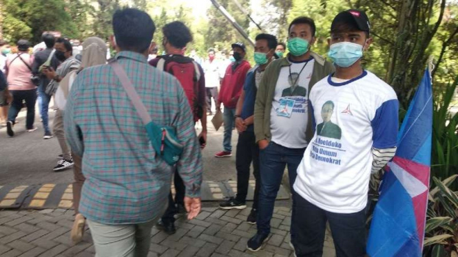 Para pemuda dengan kaus bergambar wajah Moeldoko di KLB Demokrat Sibolangit
