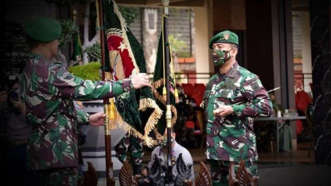 VIVA Militer: Meyor Jenderal TNI Bakti Agus Fadjari serahkan jabatan.