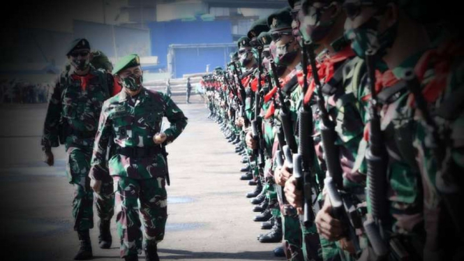 VIVA Militer: Pangdam Diponegoro ketika mengecek prajurit Banteng Raider 