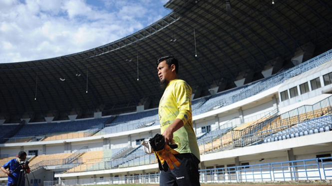 Kiper Persib Bandung, Muhammad Natshir kembali latihan usai cedera.