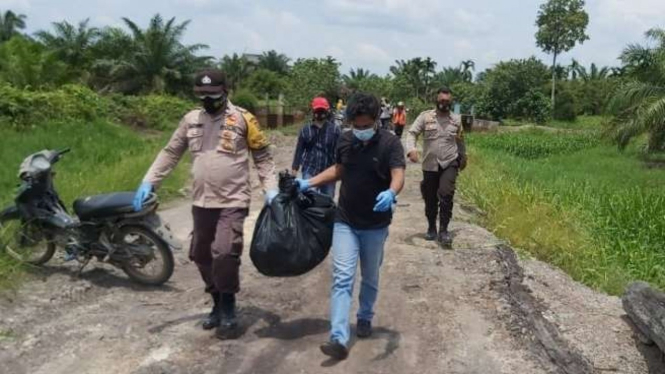 Polisi mengevakuasi potongan tubuh M Lahagu, yang diduga dimangsa buaya.