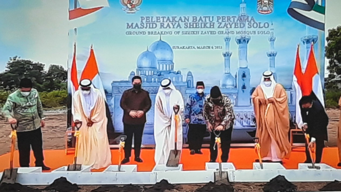 Peletakan batu pertama Masjid Raya Sheikh Zayed Solo