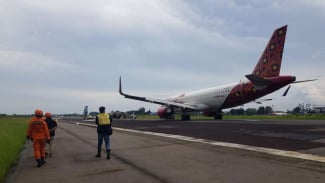 Ngeri! Pesawat Batik Air Mendarat Miring di Bandara Soetta, Picu Kepanikan