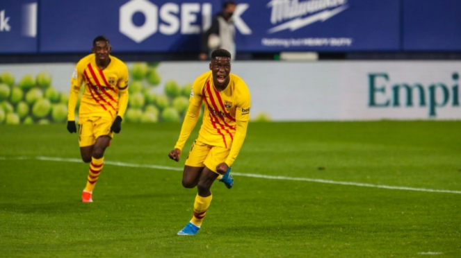 El joven centrocampista del Barcelona Ilais Moriba celebró su gol.  (A la derecha) 
