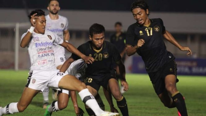 Timnas U-22 saat uji tanding melawan Bali United