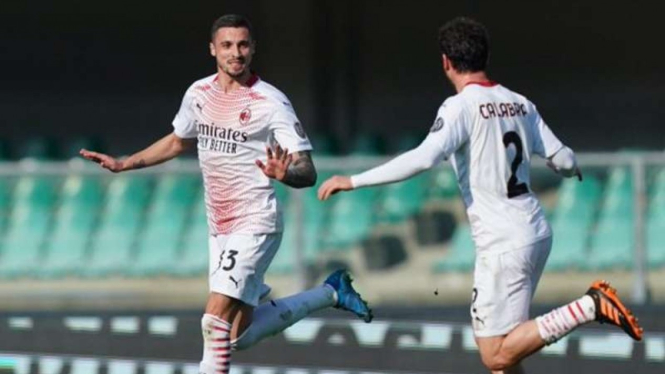 Gelandang AC Milan, Rade Krunic rayakan gol.