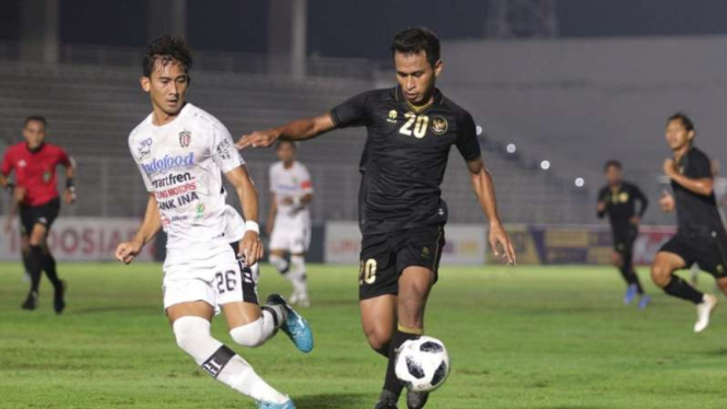 Timnas Indonesia U-22 saat berduel dengan Bali United