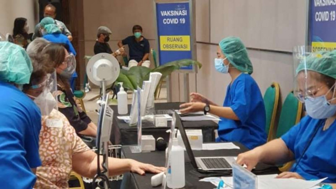 Siloam gelar Vaksinasi COVID-19 untuk lansia di Hotel Lippo Mall Kemang.