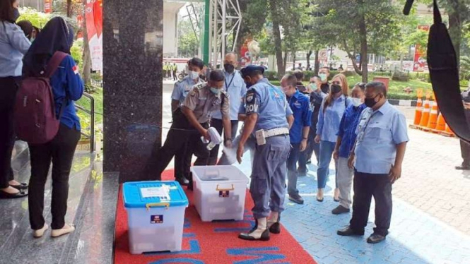 Ketua Umum Partai Demokrat, Agus Harimurti Yudhoyono (AHY) membawa berkas PD
