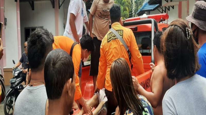 Tim Basarnas saat mengevakuasi jasad remaja yang tewas tenggelam di Danau Toba