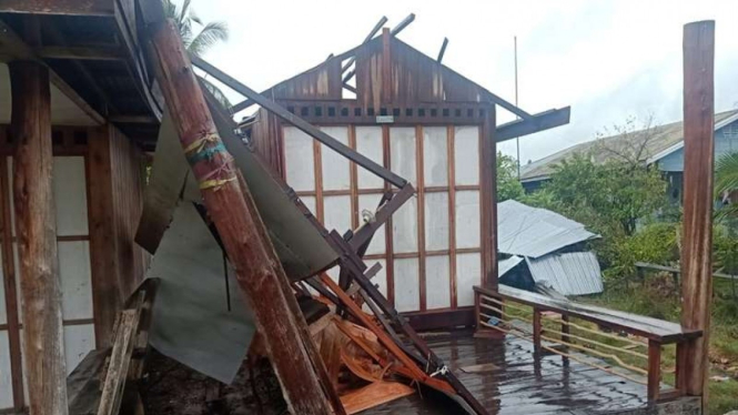 Angin puting beliung memporak-porandakan rumah warga di Riau