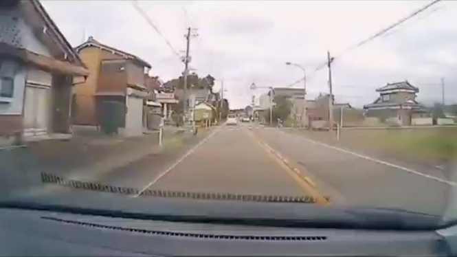 Video seorang bocah hendak menyeberang jalan.