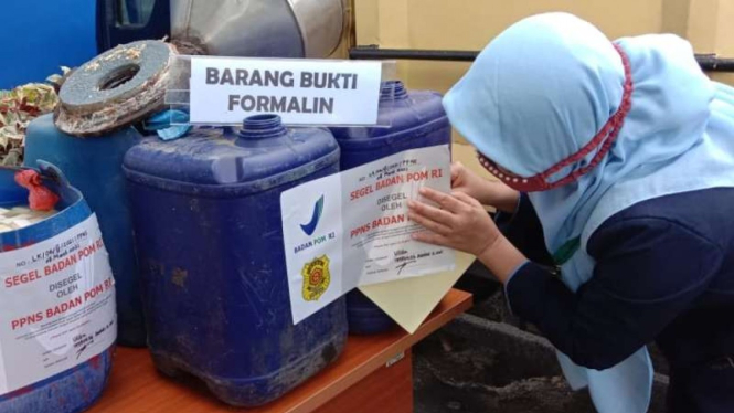 Badan Pengawas Obat dan Makanan (BPOM) Palembang menyita 20 ribu tahu di kawasan Pasar 7 Ulu, Senin, 8 Maret 2021, karena menemukan tahu-tahu itu mengandung formalin.