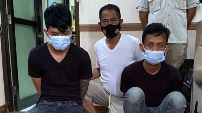 Polisi memperlihatkan dua tersangka kurir narkoba jaringan internasional setelah ditangkap di salah satu hotel di Pekanbaru, Riau, pada Kamis, 4 Maret 2021.