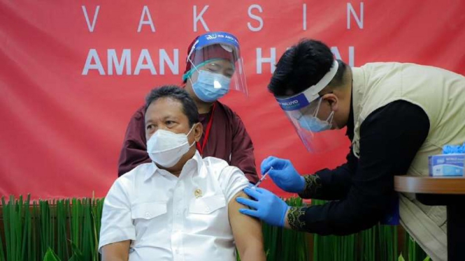 Menteri Kelautan dan Perikanan Sakti Wahyu Trenggono, bersama para pegawainya, disuntik vaksin COVID-19 buatan Sinovac di kantornya, Jakarta, Senin, 8 Maret 2021.