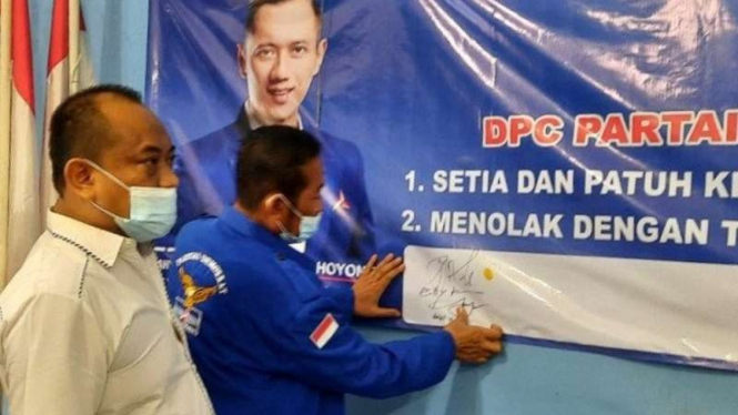 Sejumlah pengurus Partai Demokrat Kabupaten Kudus berikrar mendukung kepemimpinan Agus Harimurti Yudhoyono (AHY) sebagai ketua umum dengan tanda tangan dan cap jempol loyalitas, pada Senin, 8 Maret 2021.