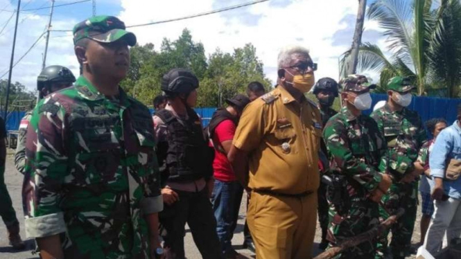 Wakil Bupati Mimika Johannes Rettob dan Dandim 1710/Mimika Letkol Inf Yoga Cahya Prasetya berdialog dengan warga menyusul insiden penembakan oleh oknum aparat TNI pada Senin, 8 Maret 2021.