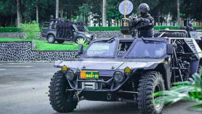 VIVA Militer: Prajurit Brigif Raider 13/Galuh Kostrad lakukan pembebasan sandra