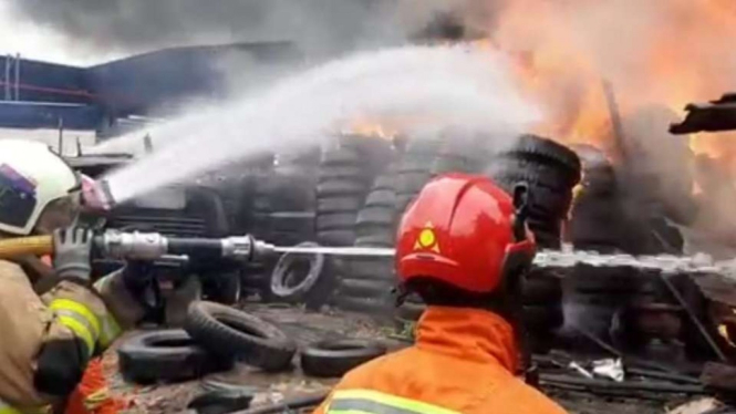 Kebakaran terjadi di sisi Jalan Tol JORR Timur, Cakung Timur, Jaktim.