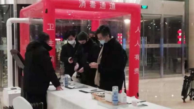 Sejumlah media asing memindai sertifikat kesehatan melalui ponsel di salah satu hotel di Beijing sebelum menuju Balai Agung Rakyat sebagai tempat pembukaan Sidang Parlemen Tahunan China pada 4 Maret 2021.