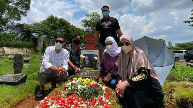Deswita Maharani ziarah ke makam Rina Gunawan