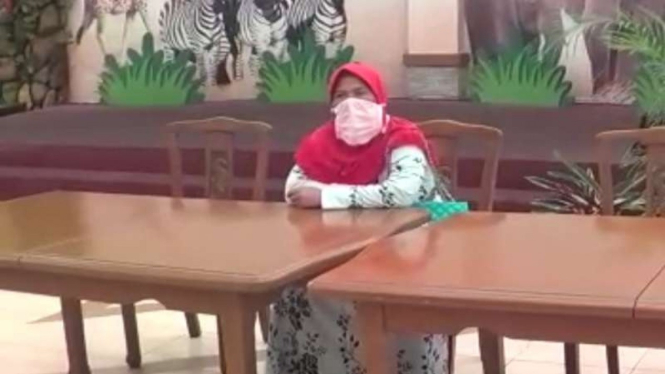 Nenek Khadijah minta maaf telah melempar botol ke mulut Kuda Nil