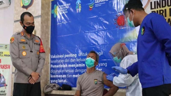 Personel Polres Pelabuhan Tanjung Priok disuntikan vaksin COVID-19