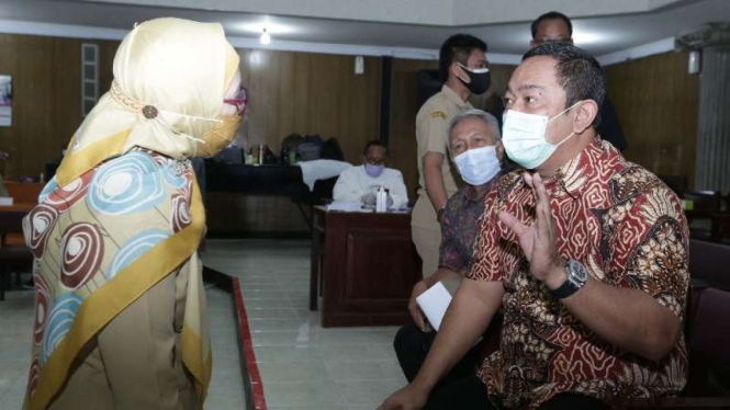 Wali Kota Semarang Hendrar Prihadi (kanan)