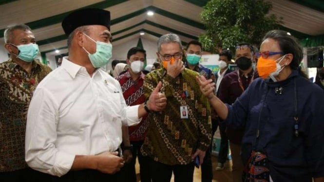 Menteri Koordinator Bidang Pembangunan Manusia dan Kebudayaan Muhadjir Effendy meninjau vaksinasi COVID-19 untuk warga lansia di gedung milik Besar Pelatihan Kesehatan, Jakarta, Selasa, 9 Maret 2021.