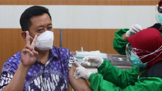 Sekretaris Daerah Kota Bandung Ema Sumarna saat menerima vaksinasi COVID-19.