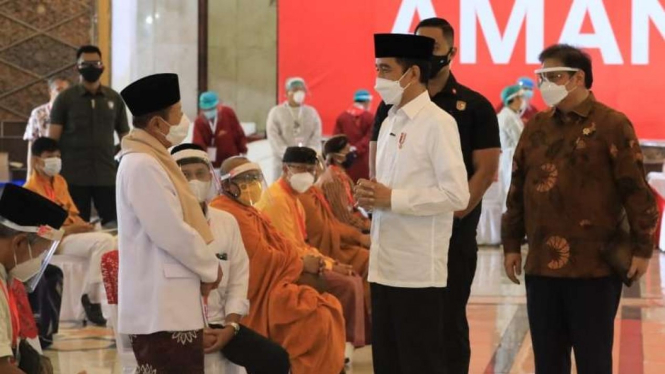 Presiden Jokowi saat meninjau vaksinasi ulama di Semarang.